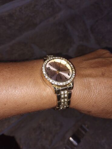 sat sa pticama: Classic watch, Female