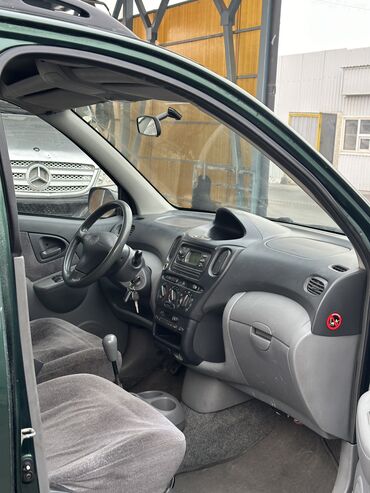 Toyota: Toyota Yaris Verso: 2000 г., 1.5 л, Механика, Бензин, Универсал — 8