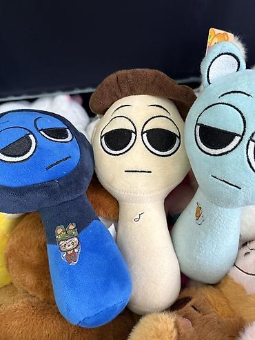 Игрушки: Мягкие игрушки — набор Описание: - Плюшевый котик-бродячка с багетом — 7