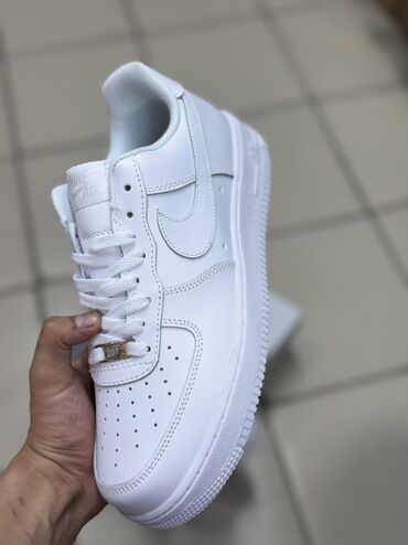 Кроссовки и спортивная обувь: Белые кожаные кроссовки Nike Air Force 1. Классическая модель с at lalafo.kg Кроссовки и спортивная обувь: Белые кожаные кроссовки Nike Air Force 1. Классическая модель с