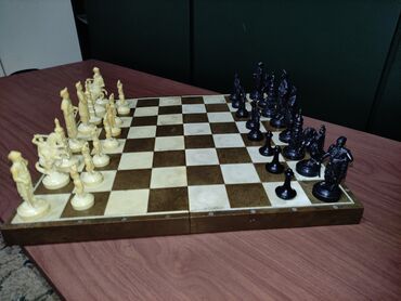 сувенирные шахматы: Продаю шахматы пророботаные фигурки.Из пластика.Некоторые поломанные и
