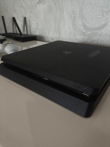 ревизия: PlayStation 4 Slim - 1 TB В комплекте: • Приставка • 2 геймпада — 2