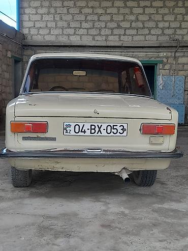 b klass: Lada 1500 (VAZ 2103) sedan – krem rəng Gövde və xarici: - 4 qapı — 3