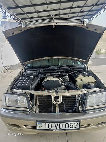 arxa kapot: Mercedes-Benz C-Sinif sedan - Korpus: 4 qapılı sedan, qızılı/metallik — 3