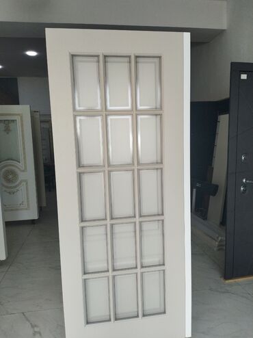 qapı setka: Ağ rəngdə, müasir dizaynlı qapı. Bu qapı müxtəlif interyerlərə, o