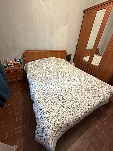 Мебель: Двуспальная кровать с изголовьем
с матрасом — 1