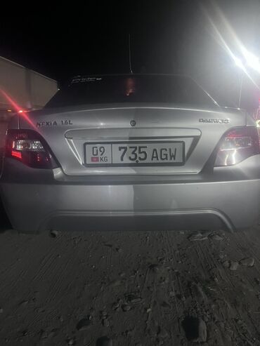фары на нексии: Автомобиль Daewoo Nexia 1.6L серебристого цвета, представленный в