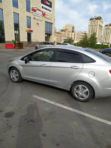 купить авто в рассрочку: Ford Fiesta: 2016 г., 1.6 л, Автомат, Газ, Седан