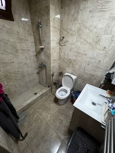 Mağazalar: Mərkəzdə yerləşən küçə səviyyəli obyekt/menzil. Tarixi binanın birinci — 11