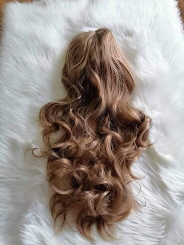 Perike i klipse: Perike
Cena 3200din — 23