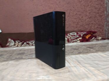 Xbox 360: Срочно продаю Xbox 360 E готов на обмен на телефон Redmi 12 -13