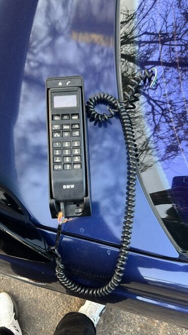 kalonkalar masin ucun: BMW markalı bu avtomobil telefonu qara rəngdədir və qıvrım kabel ilə