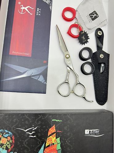 Digər alət dəstləri: Titan Professional bərbər qayçı dəsti Məhsulun tərkibi: - 1 ədəd düz — 1