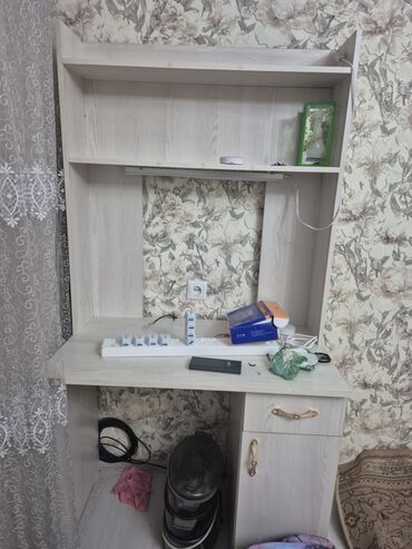 рабочий стол: Компьютерный стол, С полками