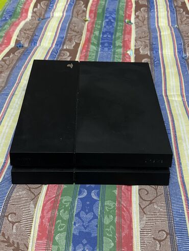 PS4 (Sony PlayStation 4): Срочно продам Sony PlayStation4 500GB 2 геймпада, и одна игра в