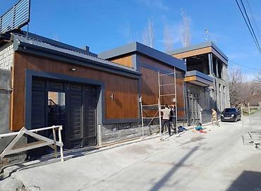 Фасадные работы: Современный двухэтажный дом с плоской крышей и панорамными окнами. - — 2