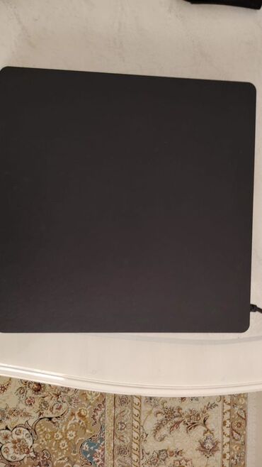 2 ci el playstation 3: Qara rəngdə olan Sony PlayStation 4 Slim oyun konsolu. Arxa tərəfində