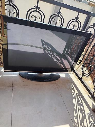 TV və video: LCD televizor, qara korpus və oval dayaqlı model. - Təxminən 40–46 — 2