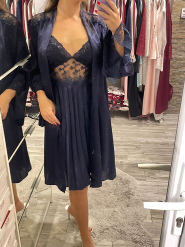 Spavaćice: Elegantan ženski komplet koji se sastoji od spavaćice i ogrtača, oba u — 3