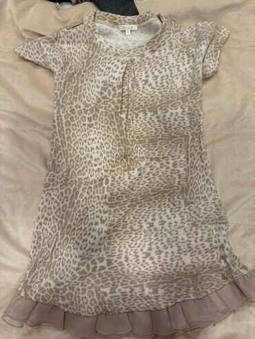 Dəstlər, kostyumlar: Qadın geyim dəsti – 4 fərqli don 1) Pudra rəngli, incə çiçək naxışlı — 8