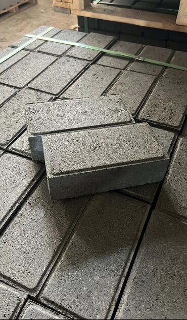 уличный стол: Укладка бурчатка Дорожные бардюры Эвро прецованный Брусчатка бардюр