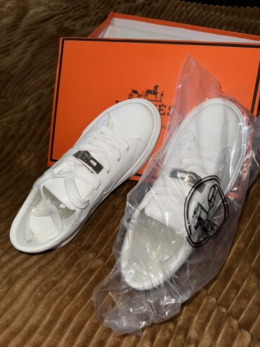 белая обувь: Продаю срочно, последние 38ые размеры