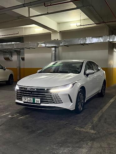 2025: BYD Qin Plus (sedan), ağ rəng. - Kuzov: 4 qapılı sedan, aerodinamik — 2