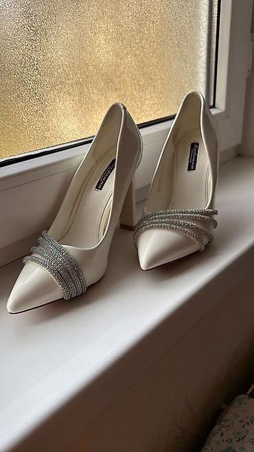 ağ koftalar: Zərif qadın tuflisi – krem/ağ rəngdə, nazik uclu (pointed toe) dizayn — 1