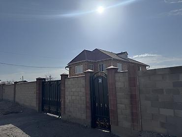 Продажа коттеджей и домов: 🏡 Продаётся капитальный кирпичный дом в центре города 📍 Локация Дом — 3