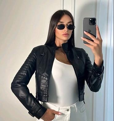 srebrni nakit cene: Kratka ženska kožna jakna – biker stil - Crna boja, kroj do struka - — 1