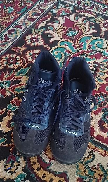 красофкалар мужской: Məhsul: idman güləşi üçün ayaqqabı (üzərində “HOMA” və “Asics” — 2