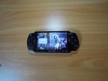игравые приставки: Sony PSP в отличном состоянии, прошита, установлено 60 игр для PSP