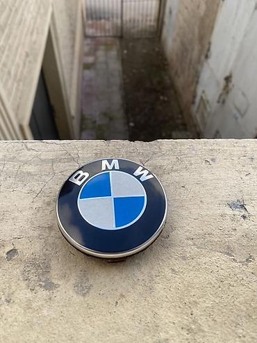 kardan balans: BMW loqolu avtomobil nişanı / emblemi. Dairəvi formalı emblem BMW-nin — 1