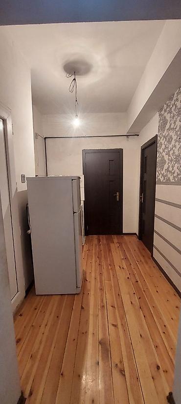 at südü: Xırdalanda At Heykəlinin yanında 2 otaqlı əşyalı mənzil kirayə — 4