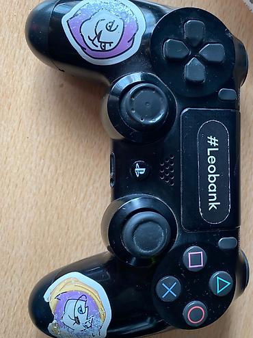 joystick ps4: PS4 Slim 500 GB satılır. ✅ 500 GB daxili yaddaş ✅ 4 ədəd joystick — 2