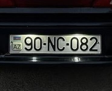 Şin və təkərlər: Avtomobilin arxa hissəsində quraşdırılmış metal qeydiyyat nişanı