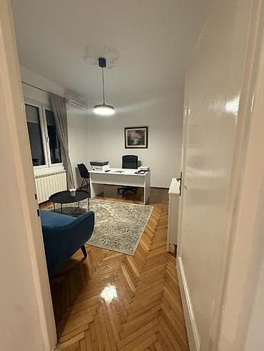 orman za decu: Radni sto – moderan, beli, pravougaoni, kao i crna radna stolica — 2