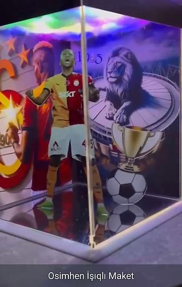 Darts: Şəffaf akril qutuda, daxili işıqlandırması olan futbolçu Osimehnin — 8