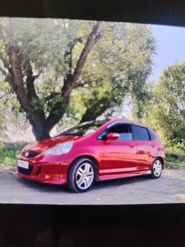 Honda: Компактный хэтчбек Honda Fit красного цвета. Автомобиль оснащен