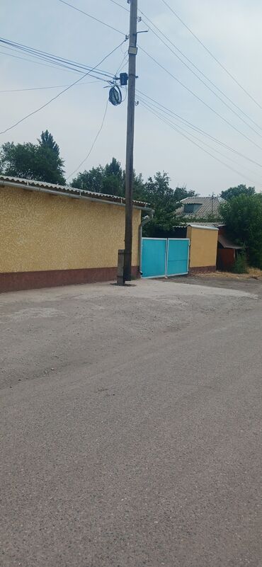 меняю дом на дом: Продаётся дом в тихом районе, в селе Кенеш. улица Белек.Т. В доме