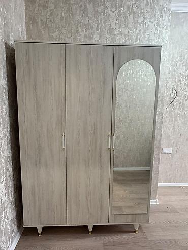 rəfi: Üç qapılı geyim şkafı - Material: ağac naxışlı MDF/LDSP üslubunda — 1
