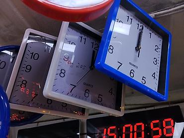 солдатский форма: Кварцевые настенные часы, квадратные. Особенности: - Точный кварцевый — 1