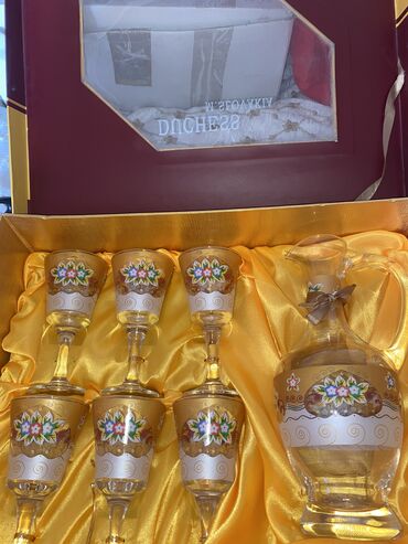 cehizlik qablar ve qiymetleri: Yeni Qrafin dəsti 6 ədəd bokalla birlikdə satılır. Orginaldır