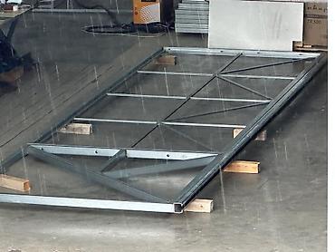 Распашные ворота: Металлические распашные ворота с калиткой (модульные панели) - — 66