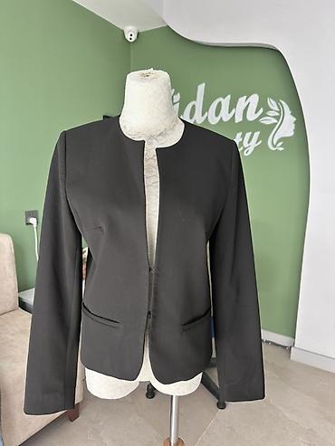 be: Qadınlar üçün qara qısa blezer - Minimalist dizayn: yaxasız, düyməsiz — 1