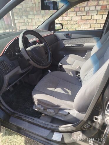 маленькая машина: Автомобиль Hyundai Getz, представленный в черном цвете, является