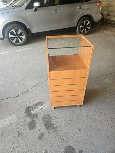 витрины для обуви: Продаются витрины на колесах высота 0,85м, ширина 0,65м., глубина 50
