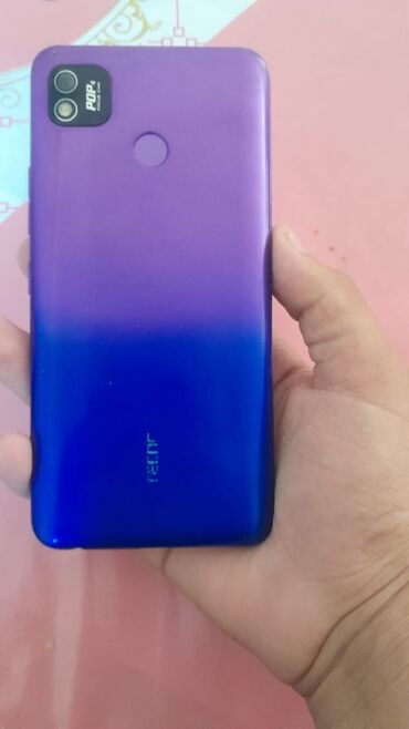 камера видеонаблюдения: Tecno Pop 4 modeli smartfon. Cihazın arxası bənövşəyi və göy rənglərə