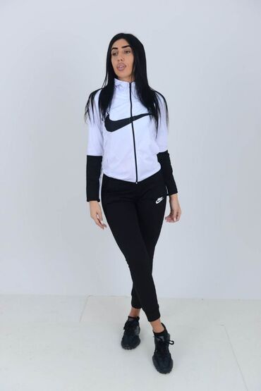 Gornji i donji deo: Cena 2,900
Mokra likra S, M, L, XL
8 boja — 5