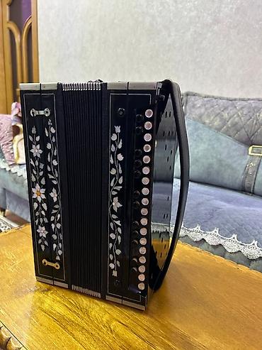 Akkordeonlar: Təsvir: - Klavişli-qarmaqlı harmonika (akkordeon tipli) – sağ tərəfdə — 5